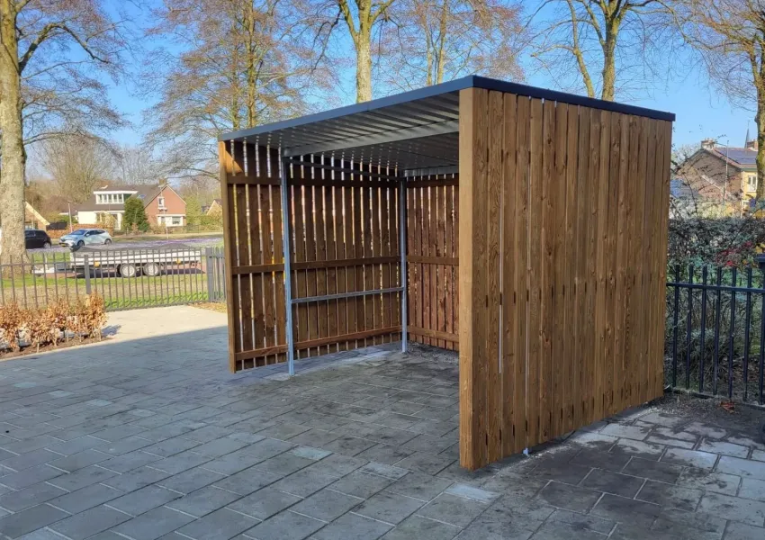 Compacte fietsenstalling met houten wanden