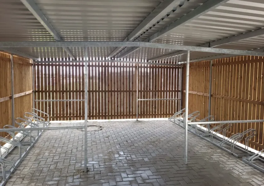 Duurzame fietsenberging op betonpoeren bij Stad Alkmaar Logistics