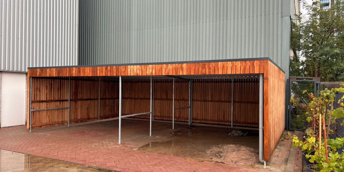 Fietsoverkapping van hardhout geplaatst in Den Haag