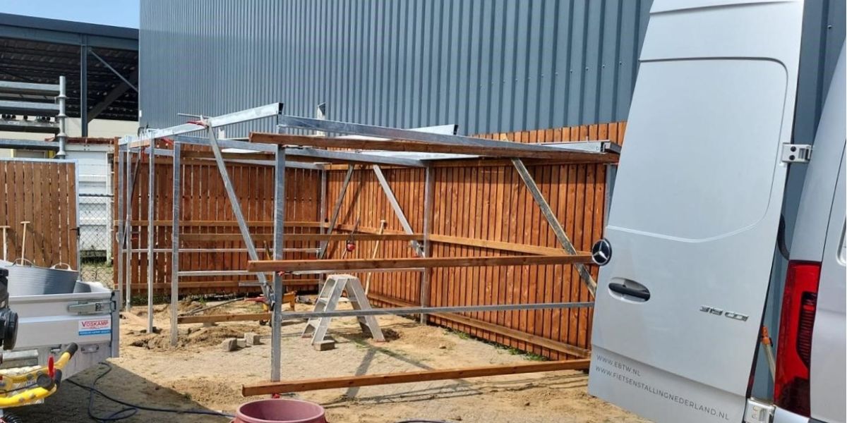 Combinatie van open en gesloten fietsenstalling geplaatst