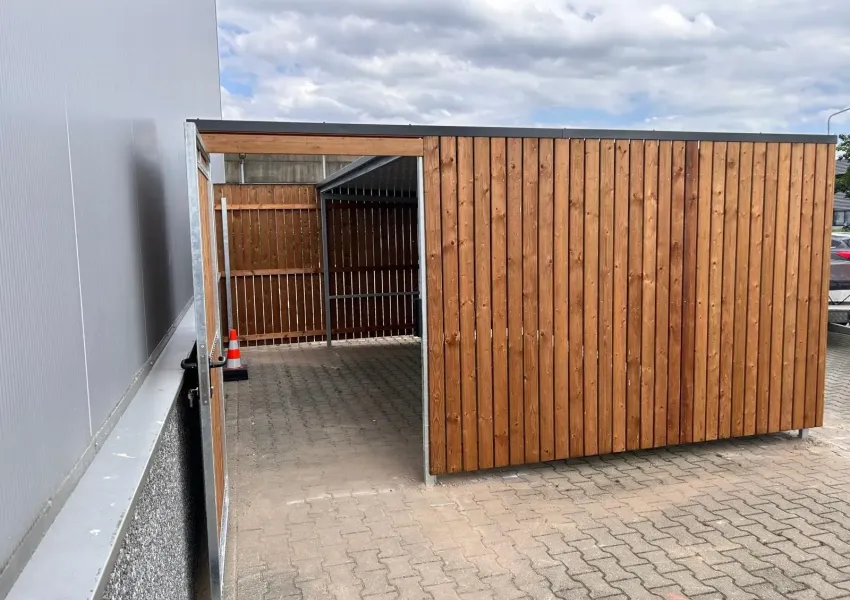 Staalconstructie met verzonken betonpoeren