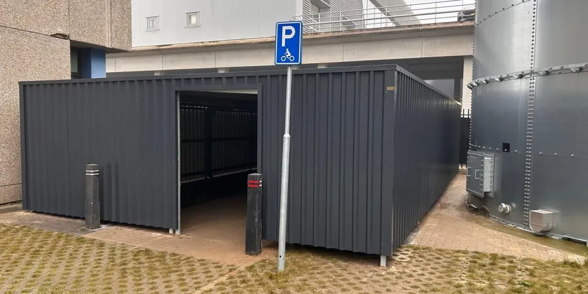 Damwandprofielplaten antraciet op motorberging