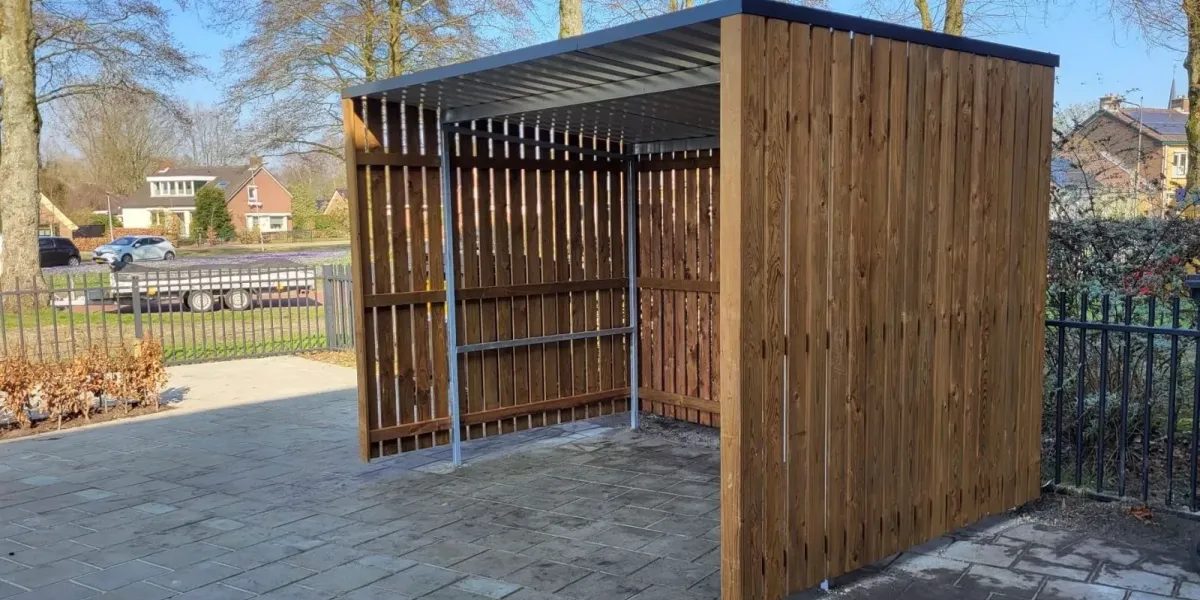 Compacte fietsenstalling met houten wanden