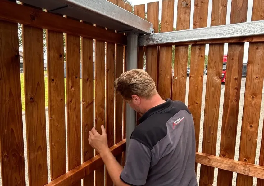 Fietsenstalling met inpandige dakgoot en vurenhouten wanden