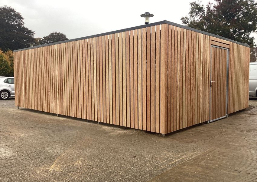 Inpandige dakgoot aan de zijkant van de fietsenberging