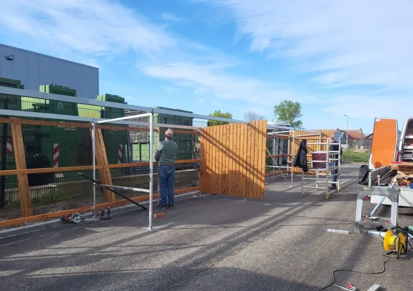 Fietsenstalling met open voorkant in Rijnsburg op asfalt