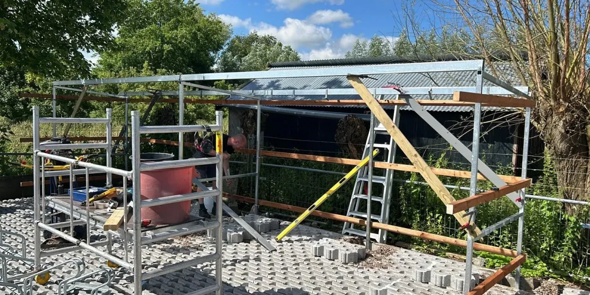 Stalling van vurenhout in Tanalith Tanatone kleur op betonpoeren