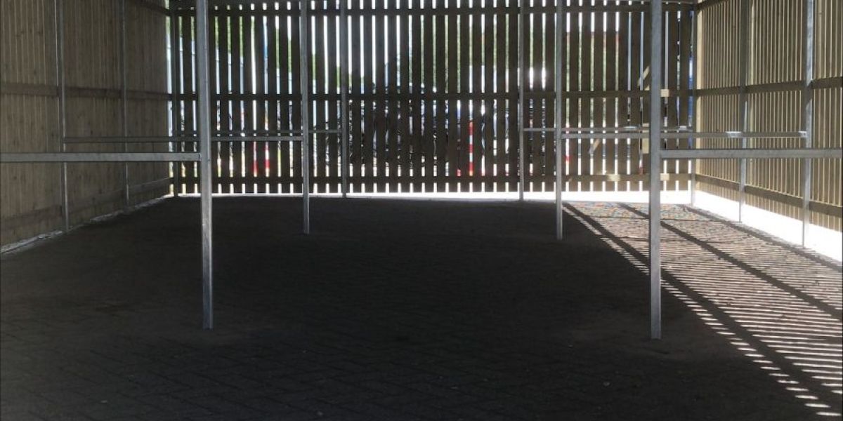 Zijaanzicht fietsenberging met inpandige dakgoten