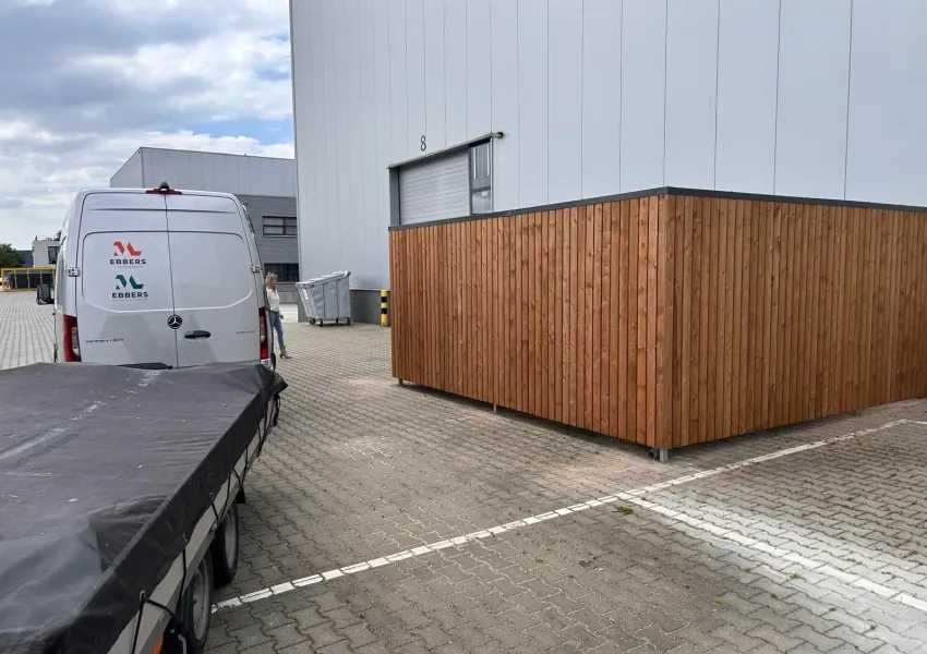 Strakke afwerking met aangepaste bestrating rondom