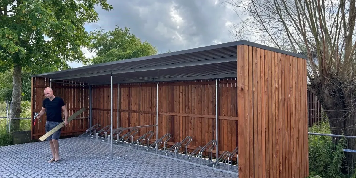 Verzinkte staalconstructie fietsenstalling met duurzame afwerking
