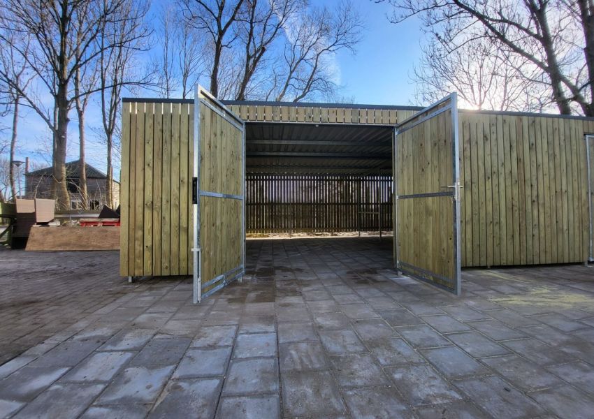 Antracietkleurige damwandplaten met inpandige dakgoot