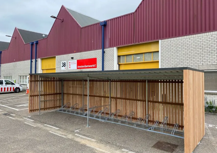 Fietsenstalling Amsterdam met open voorkant en hardhout