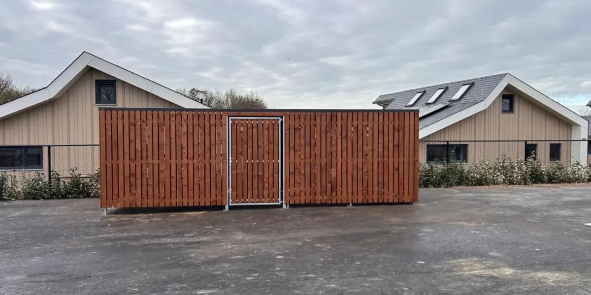 Fietsenstalling met vurenhout bij vakantiepark Zeebad