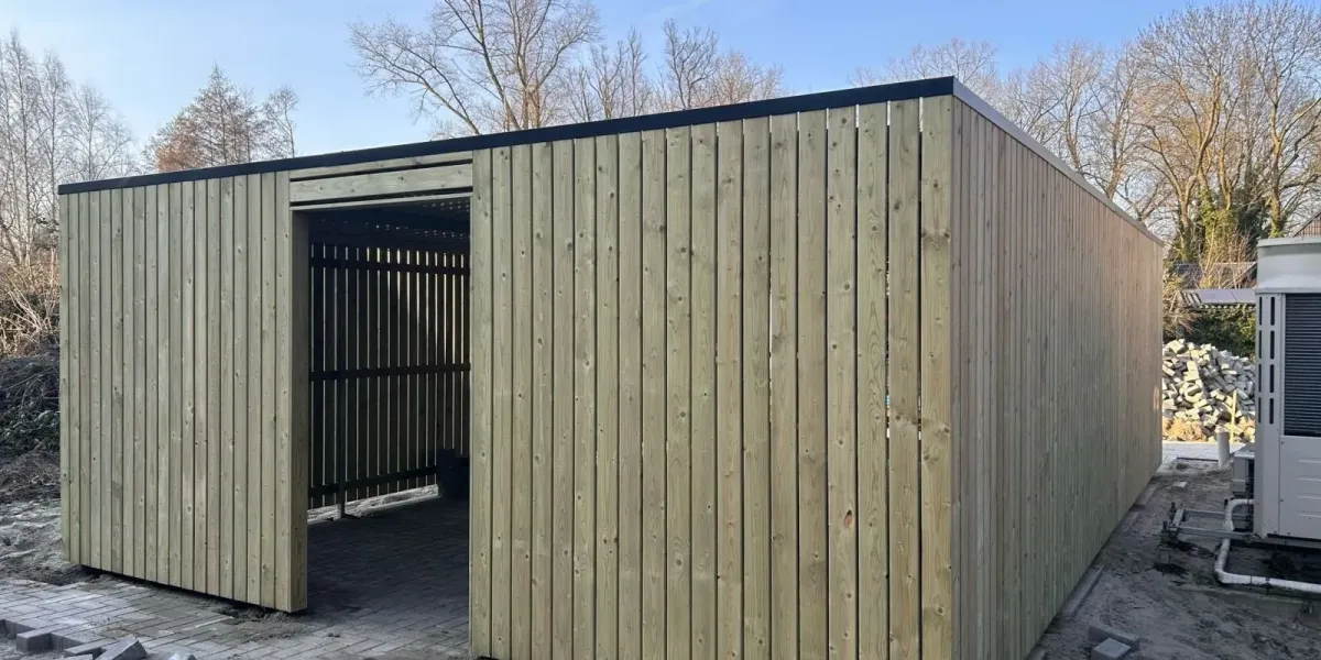 Fietsenberging met vurenhouten wanden en stalen frame