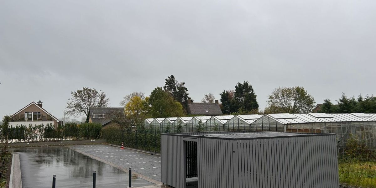 Overzicht van fietsenstalling met middenpad