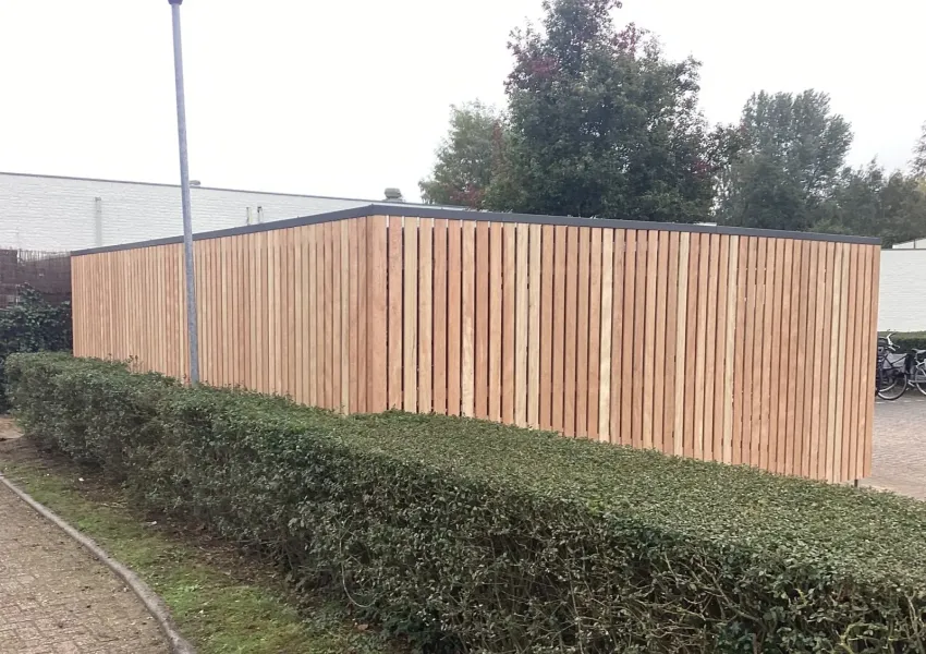 Zijkant van fietsenstalling met hardhouten bekleding