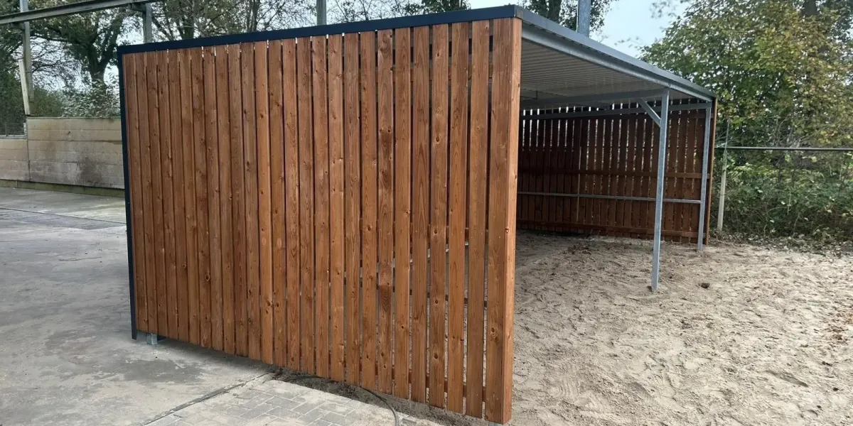 Fietsoverkapping bij Zuidema Groep met inpandige goot