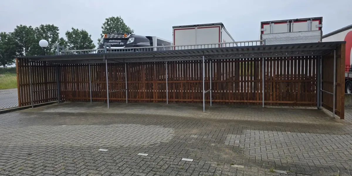 Staalconstructie fietsenstalling op betonpoeren in Deventer