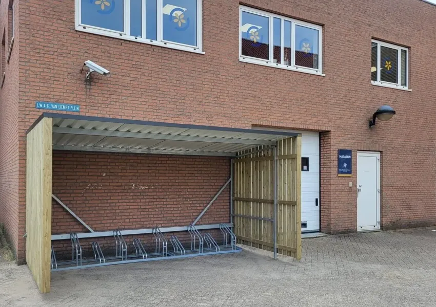 Fietsoverkapping zonder achterwand op betonpoeren