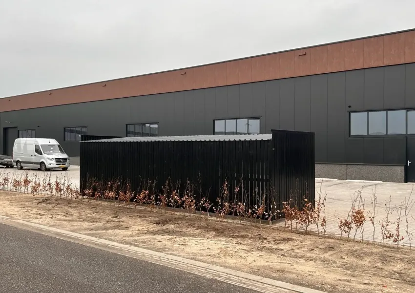 Vuurverzinkte staalconstructie met betonpoeren