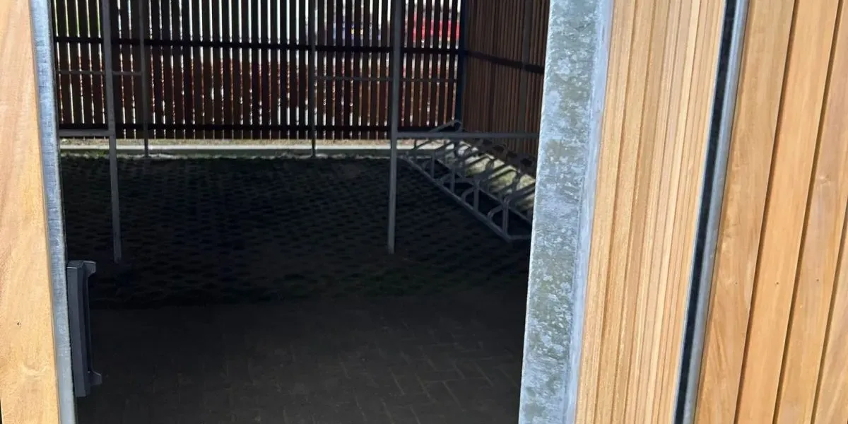 Fietsenstalling met hardhouten wanden en inpandige dakgoten