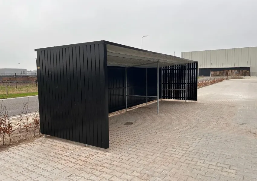 Afwerking bovenkant planken met dakprofiel in RAL zwart