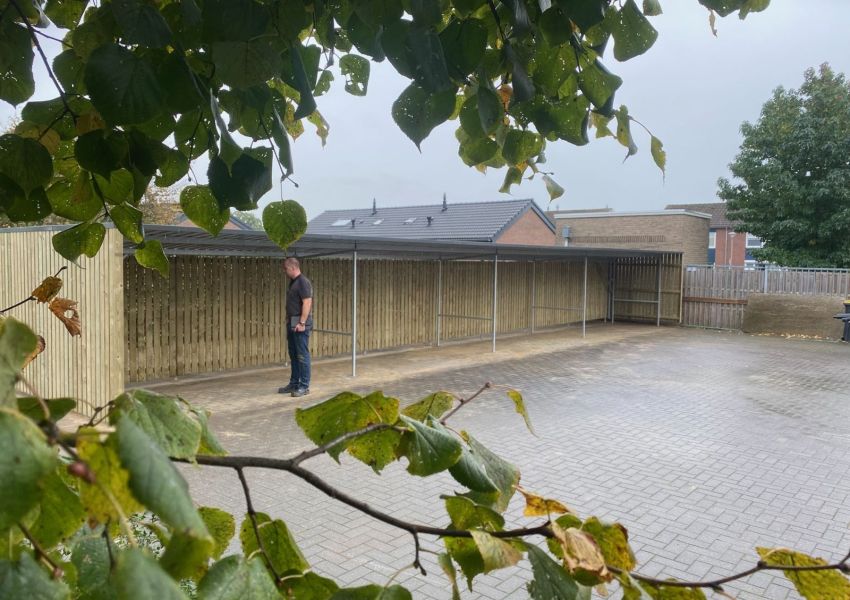 Fietsenstalling dubbelzijdig te gebruiken met inpandige goot