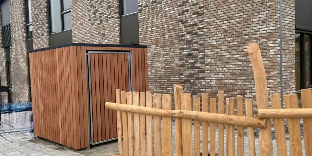 Berging bij basisschool Zwartewaal met dubbele deur