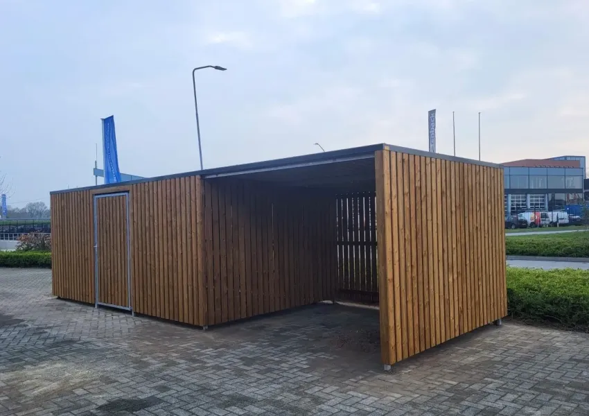 Fietsenstalling met vurenhouten wandbekleding