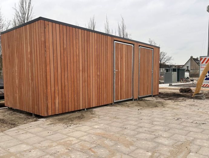 Twee bergingen geplaatst bij basisschool in Zwartewaal