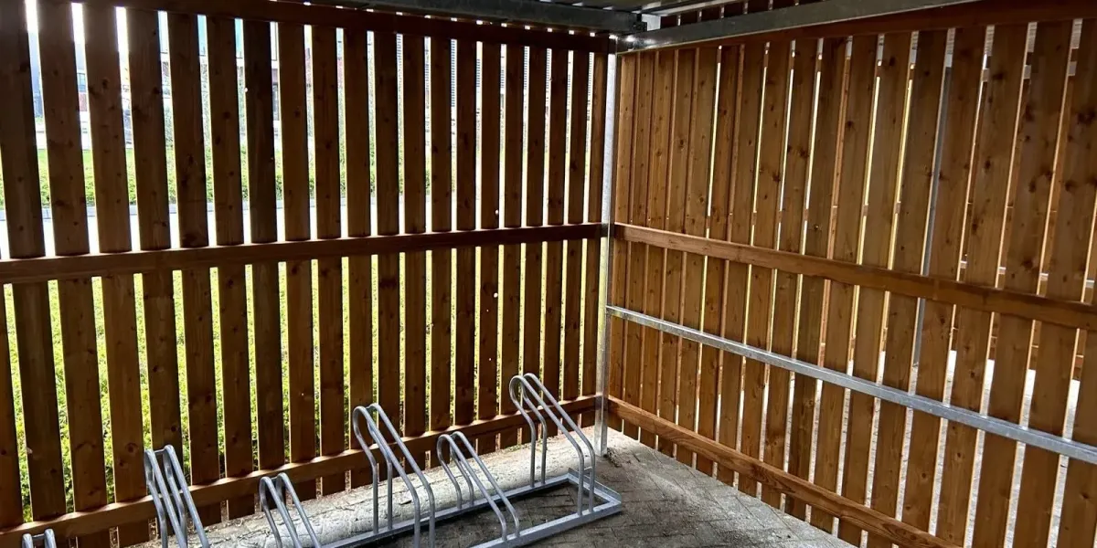Vurenhouten wandbekleding met 25 mm tussenruimte op 10 cm boven maaiveld
