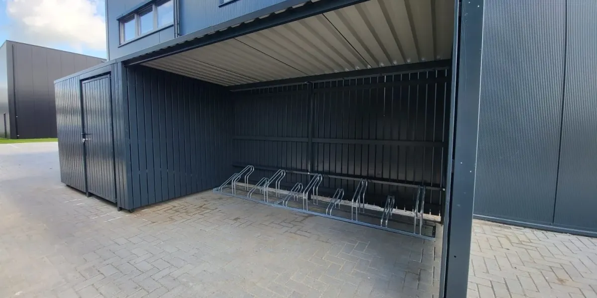 Gecoate staalconstructie op verzonken betonpoeren