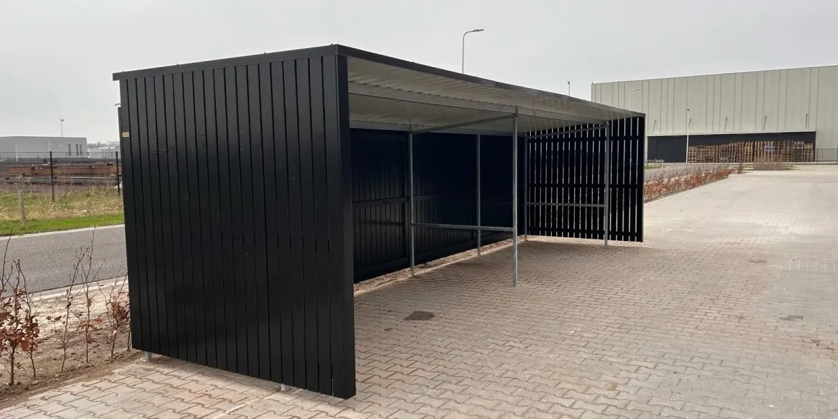 Afwerking bovenkant planken met dakprofiel in RAL zwart