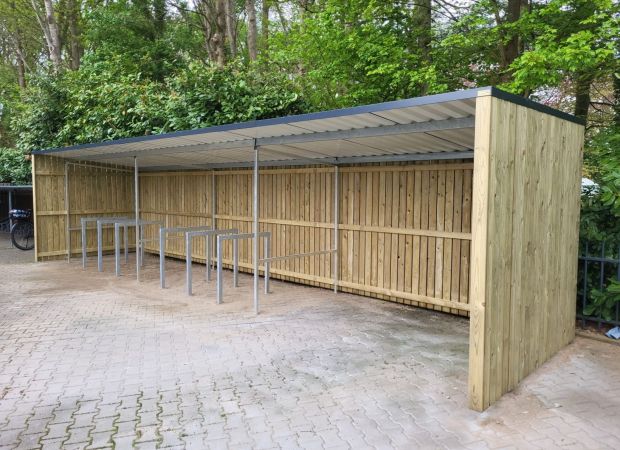 Fietsenstalling met aanleunbeugels bij Actronics Almelo