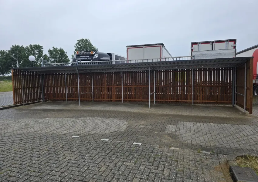 Staalconstructie fietsenstalling op betonpoeren in Deventer