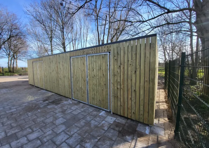 Wandbekleding van geïmpregneerd vurenhout met 10 mm tussenruimte