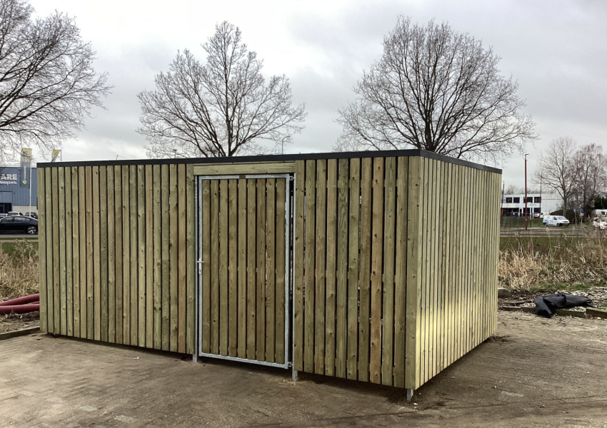 Vurenhouten wanden met tussenruimte en coating
