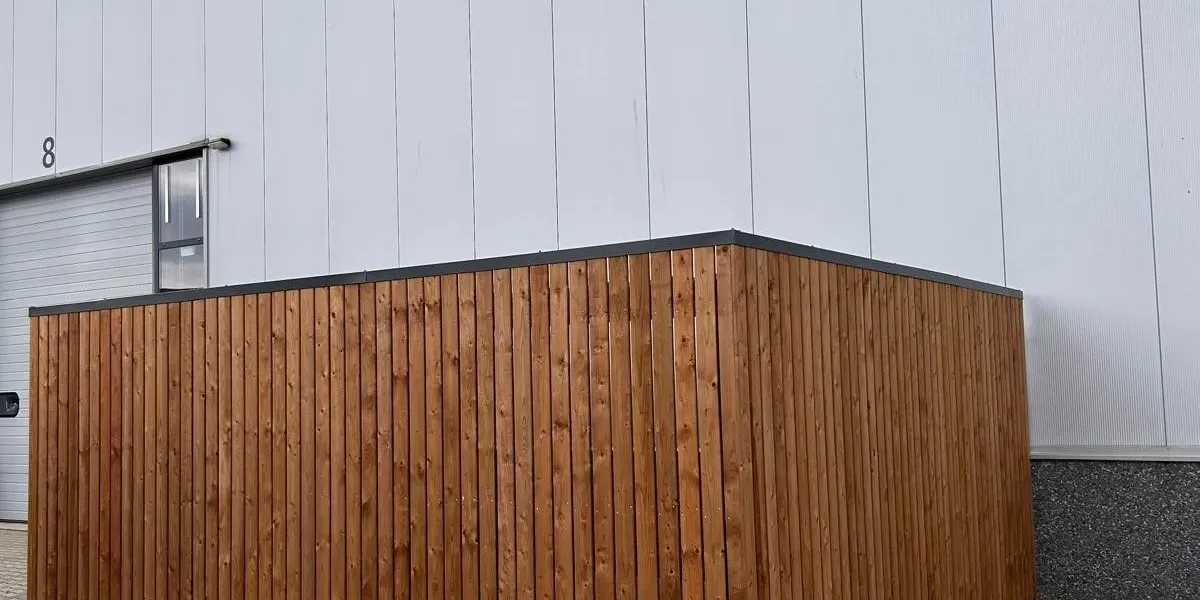 Fietsenstalling met extra zijwand