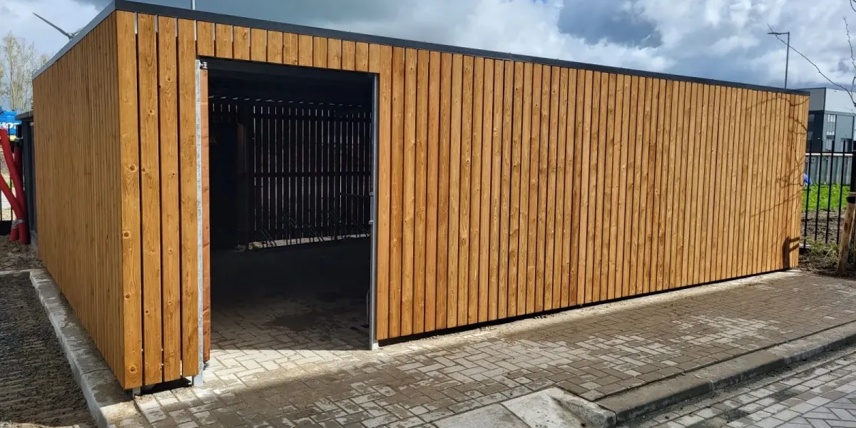 Fietsenberging Alkmaar met geïmpregneerd vurenhout en profielplaten dak