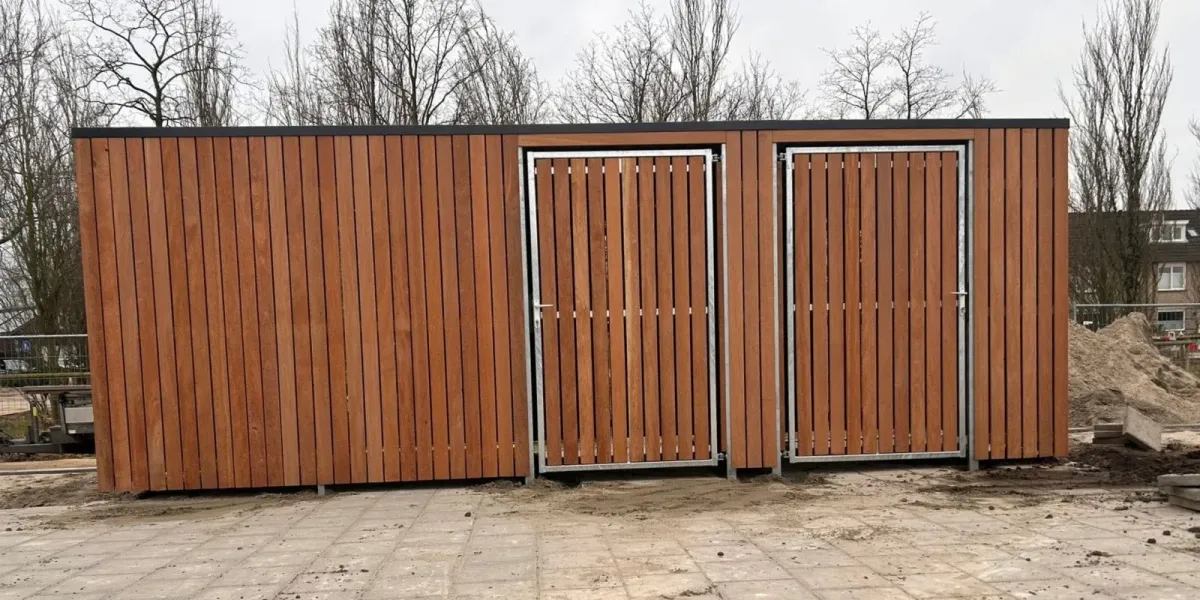 Grote en kleine berging met verzonken betonpoeren