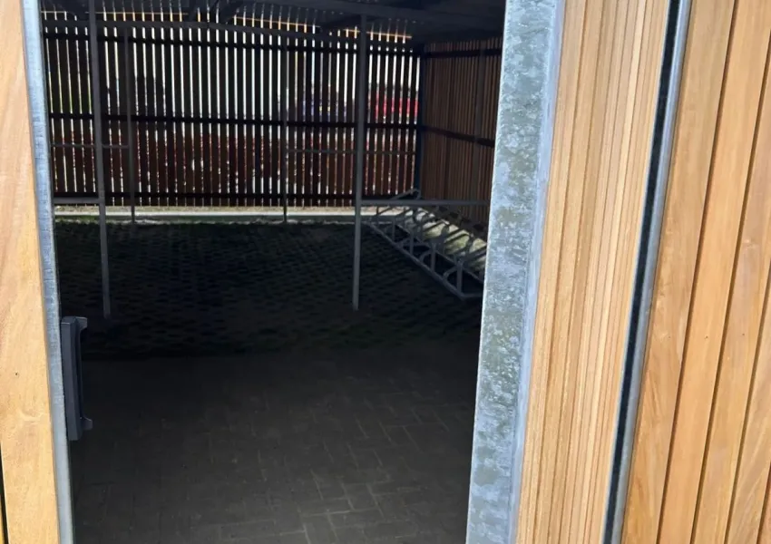 Fietsenstalling met hardhouten wanden en inpandige dakgoten