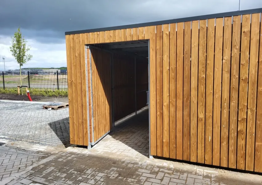 Wandbekleding met tanatone vurenhout op 10 cm boven maaiveld gemonteerd