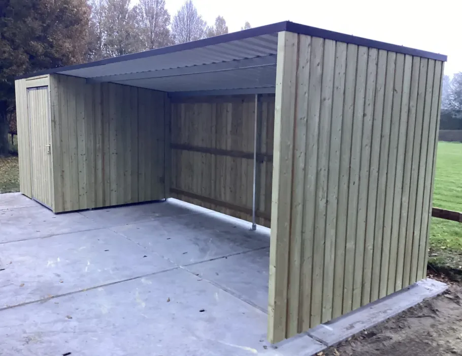 gesloten berging a101 in verduurzaamd vuren met inpandige goot