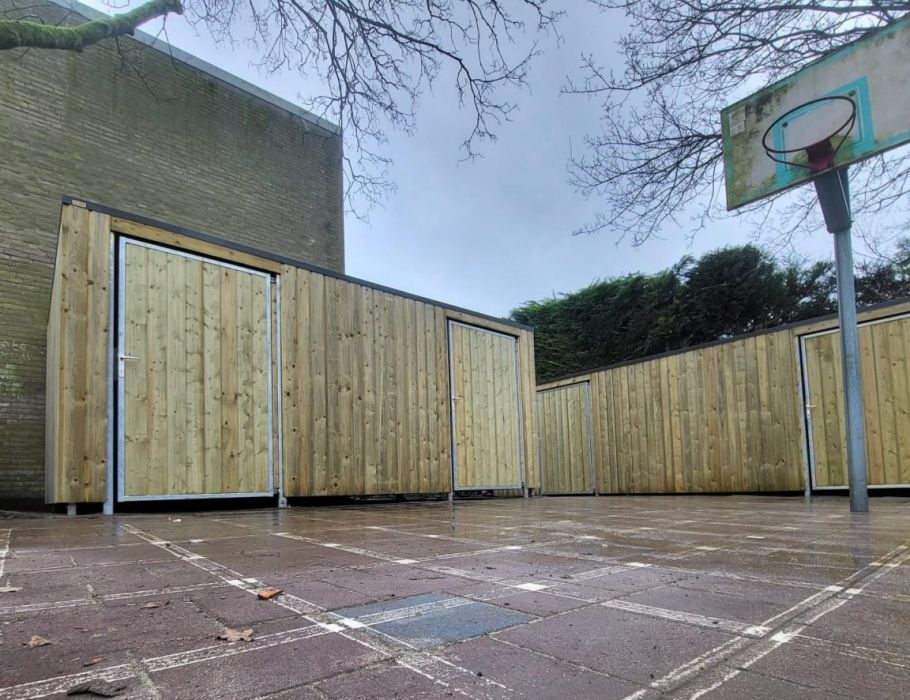 gesloten berging a101 in verduurzaamd vuren met inpandige goot