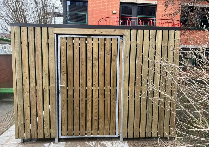 Detail van verankerde staander op nieuwe bestrating