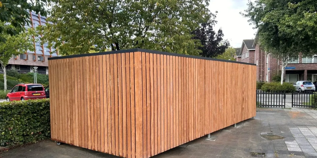 Fietsenberging met deur in zijwand bij Nautilus College Almere