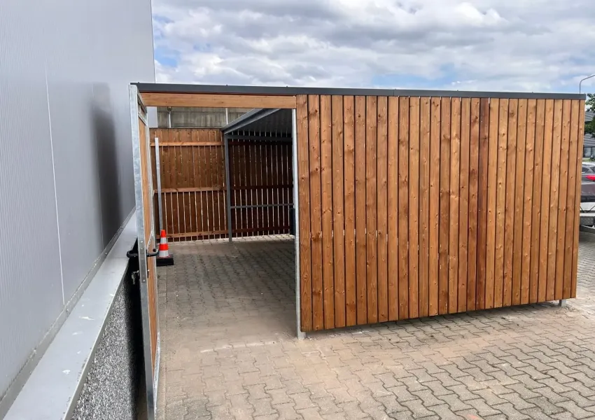 Staalconstructie met verzonken betonpoeren