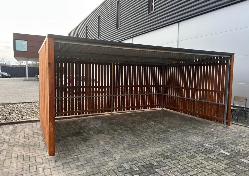Fietsenstalling met inpandige dakgoot en houten bekleding