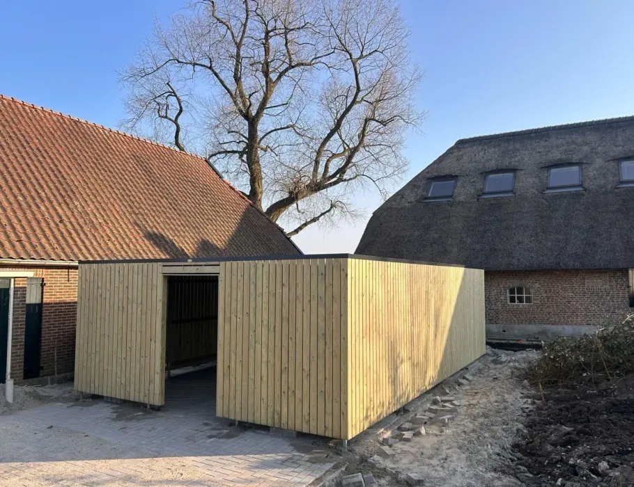 a301 gesloten fietsenberging met hardhouten wanden en ingang in de zijwand