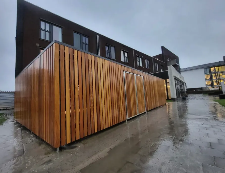 a306 dichte fietsenberging in hardhout, dak aflopend naar beide zijden